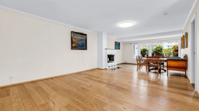 Meget romslig og åpen stue med peis og utgang til en stor terrasse. I stuen er det god plass til flere sittegrupper.