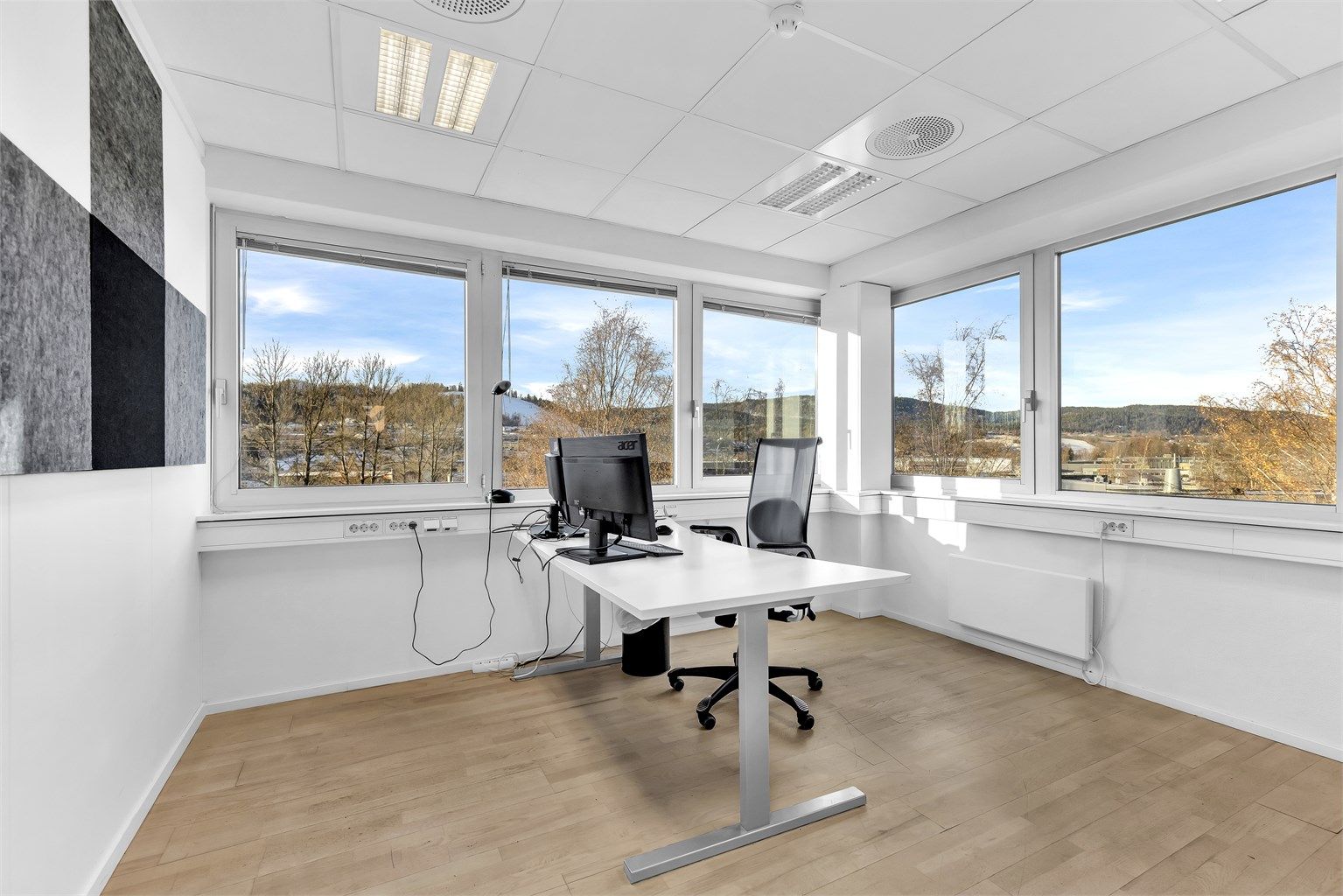 Lyse og fine kontor med flott utsikt