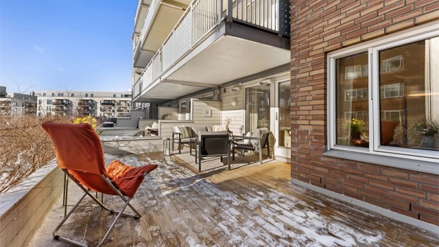 Terrassen har terrassebord fra 2025 og er utstyrt med varmelamper for utvidet bruk.
