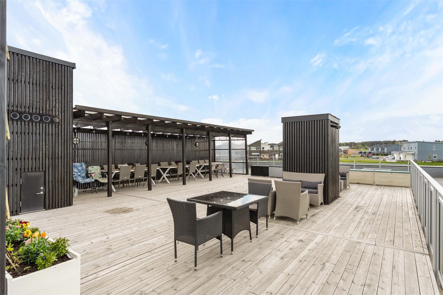 Sameiet disponerer en stor, felles takterrasse som er møblert og klar til bruk.