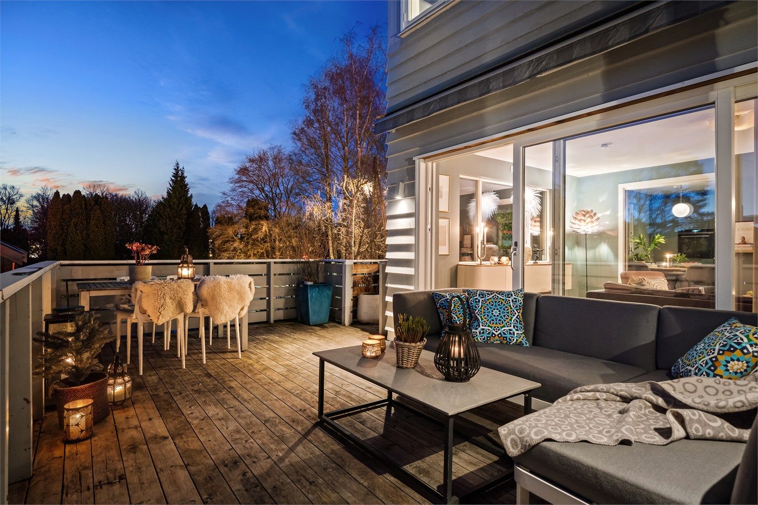 Den store terrassen på 25 kvm har god plass til både loungegruppe og spisebord. Videre fra terrassen er det direkte adkomst til hagen. Foto: Oh Shots