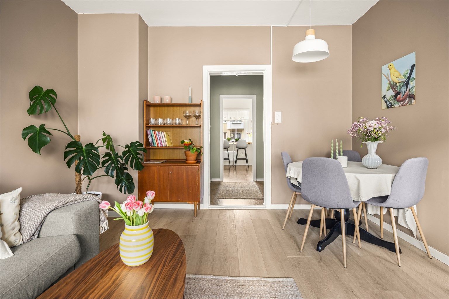 Stua er luftig med en praktisk planløsning som gir gode innredningsmuligheter etter egen smak