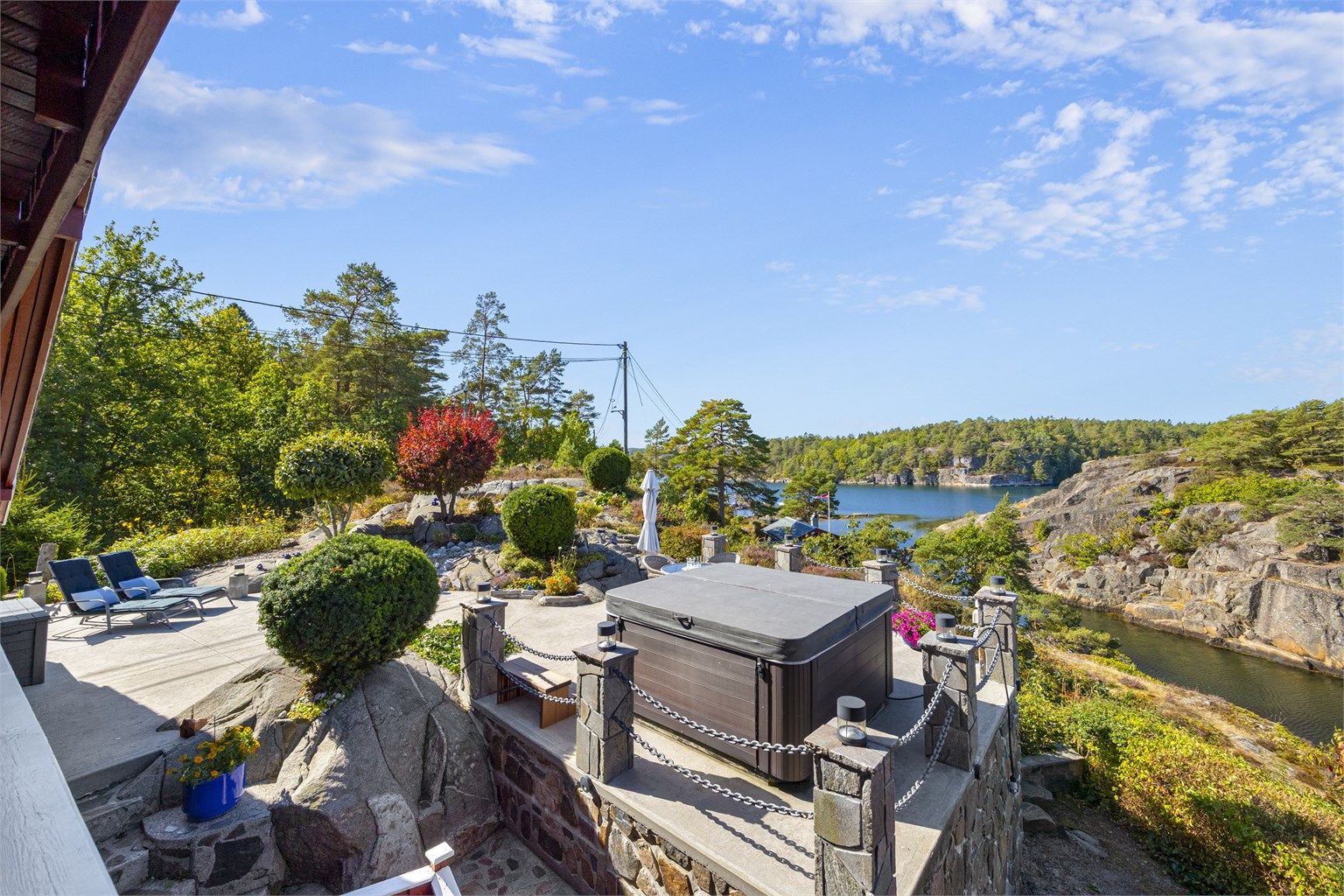Stor, opparbeidet terrasse med god plass til utemøbler og jacuzzi.