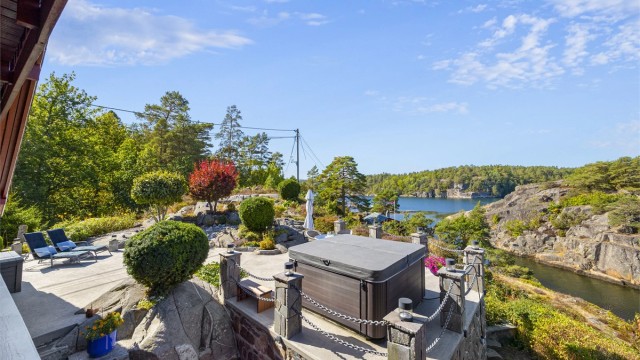 Stor, opparbeidet terrasse med god plass til utemøbler og jacuzzi.