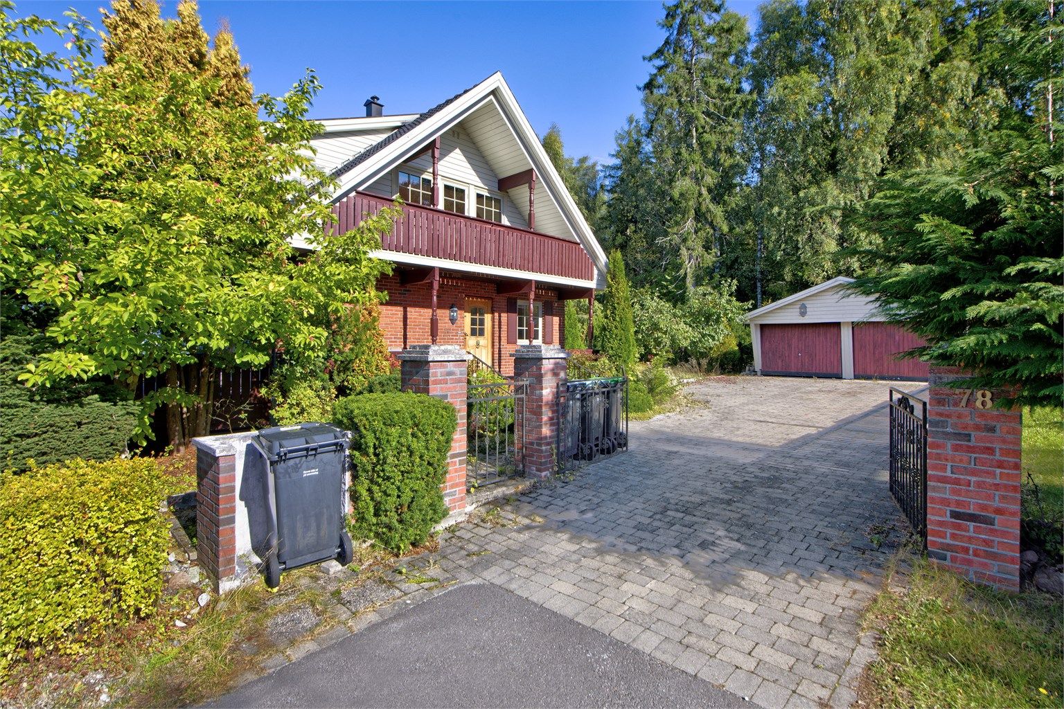 Flott beliggende bolig innerst i liten stikkvei - dobbelgarasje samt god plass til parkering på egen gårdsplass