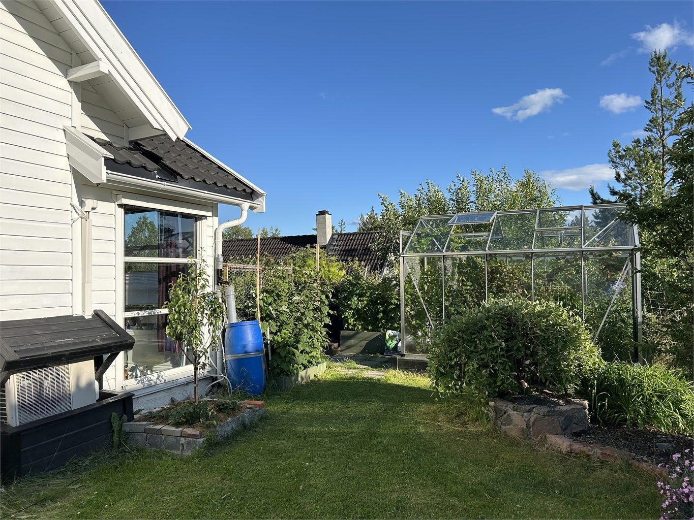 Hage med plenarealer, pæretre, morelltre, plommetre og epletre. Det er også et lite drivhus i hagen