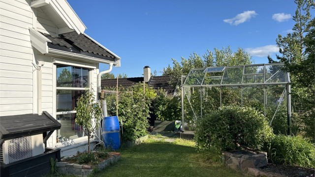 Hage med plenarealer, pæretre, morelltre, plommetre og epletre. Det er også et lite drivhus i hagen