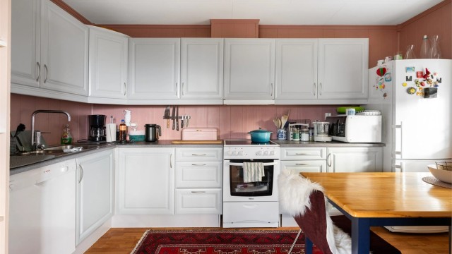 Kjøkkenet er pent innredet med profilerte fronter samt benkeplate av laminat og har frittstående komfyr, oppvaskmaskin og kjøleskap med fryser.