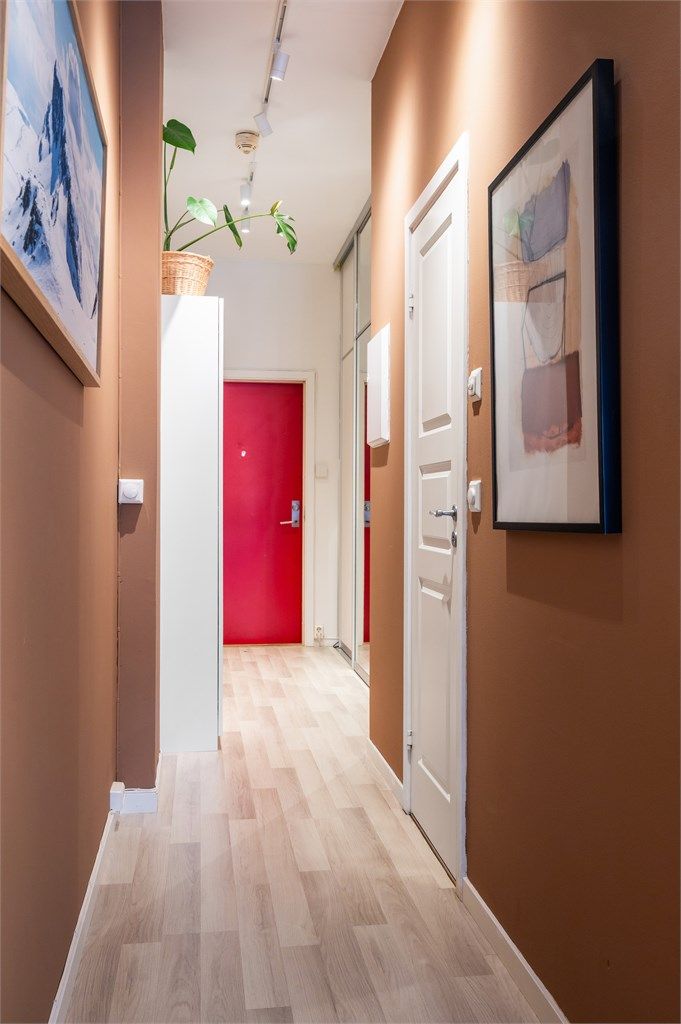 Velkommen inn til en romslig og innbydende entré!