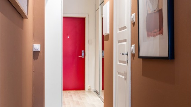 Velkommen inn til en romslig og innbydende entré!