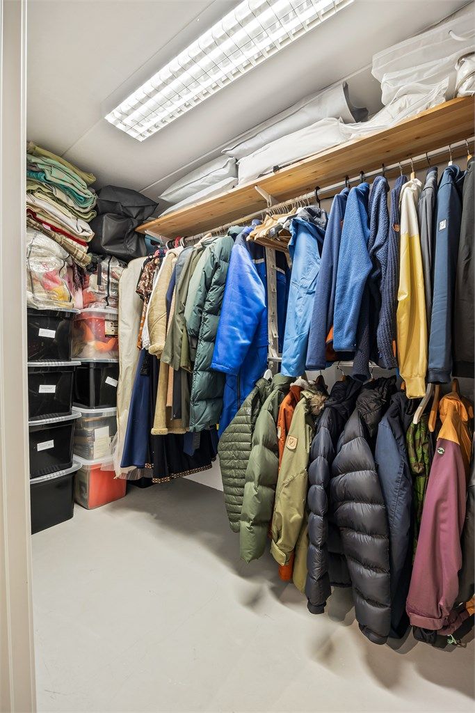 En av de romslige bodene i kjelleretasjen.