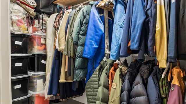 En av de romslige bodene i kjelleretasjen.