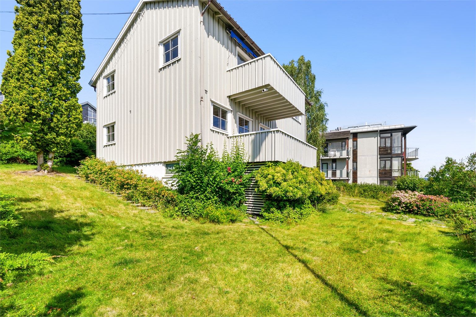 Området er særlig populært blant barnefamilier og kjennetegnes av lite gjennomgangstrafikk, grønne omgivelser og nærhet til rekreasjonsområder, kollektivtransport, skoler, barnehager og et bredt servicetilbud. Foto: Trond Walsø / Walso Work
