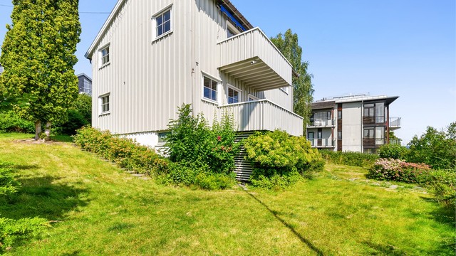 Området er særlig populært blant barnefamilier og kjennetegnes av lite gjennomgangstrafikk, grønne omgivelser og nærhet til rekreasjonsområder, kollektivtransport, skoler, barnehager og et bredt servicetilbud. Foto: Trond Walsø / Walso Work