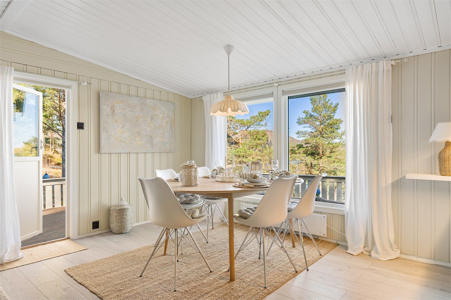 Velkommen inn! Stue- og kjøkkenarealet måler til sammen romslige 31 kvm. 