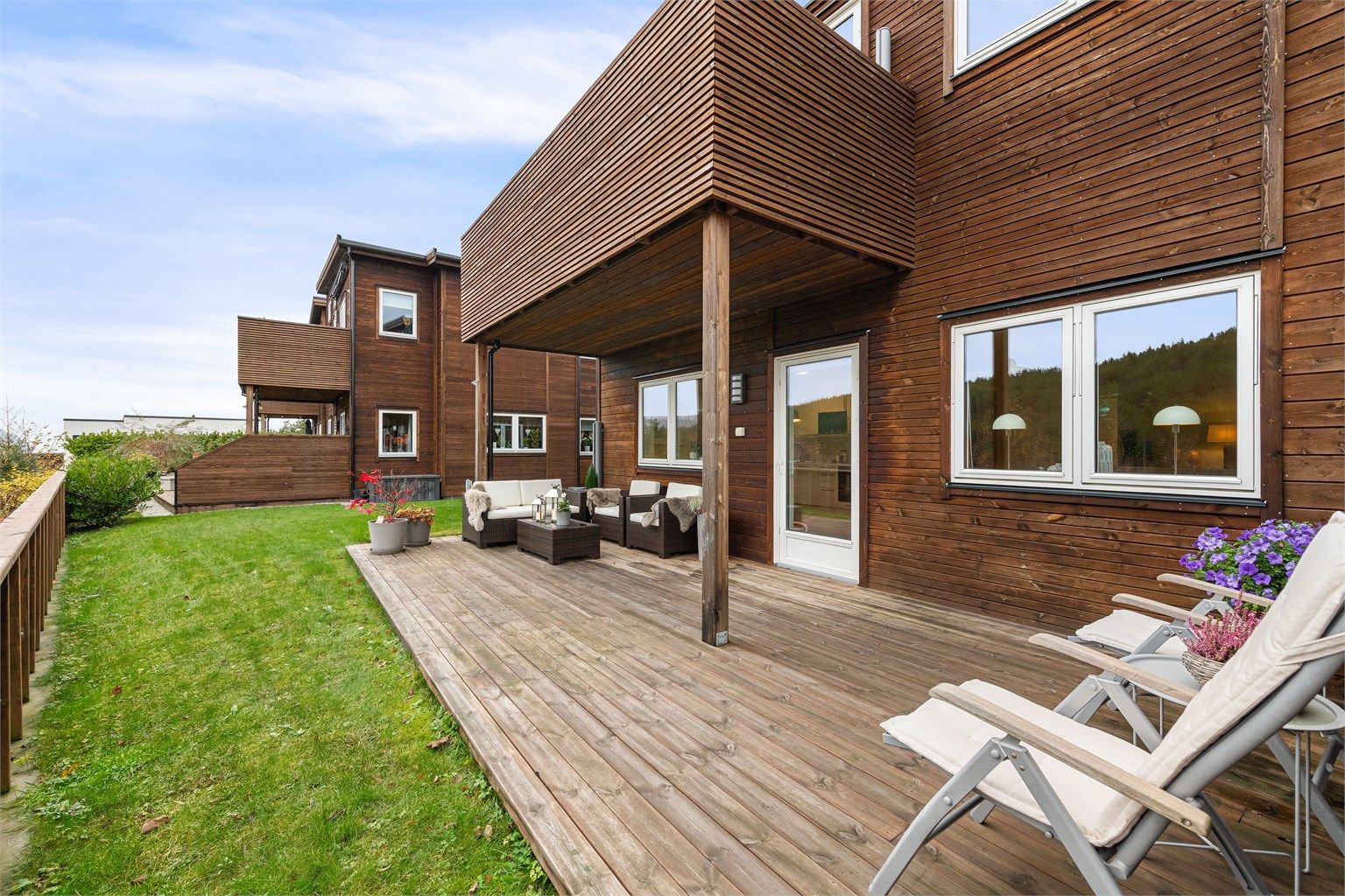 Romslig markterrasse på 26 kvm med lett adkomst til hage. Deler av terrassen er overbygd. 