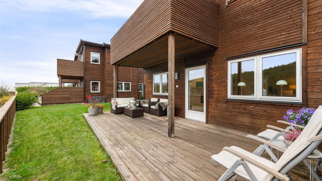 Romslig markterrasse på 26 kvm med lett adkomst til hage. Deler av terrassen er overbygd.