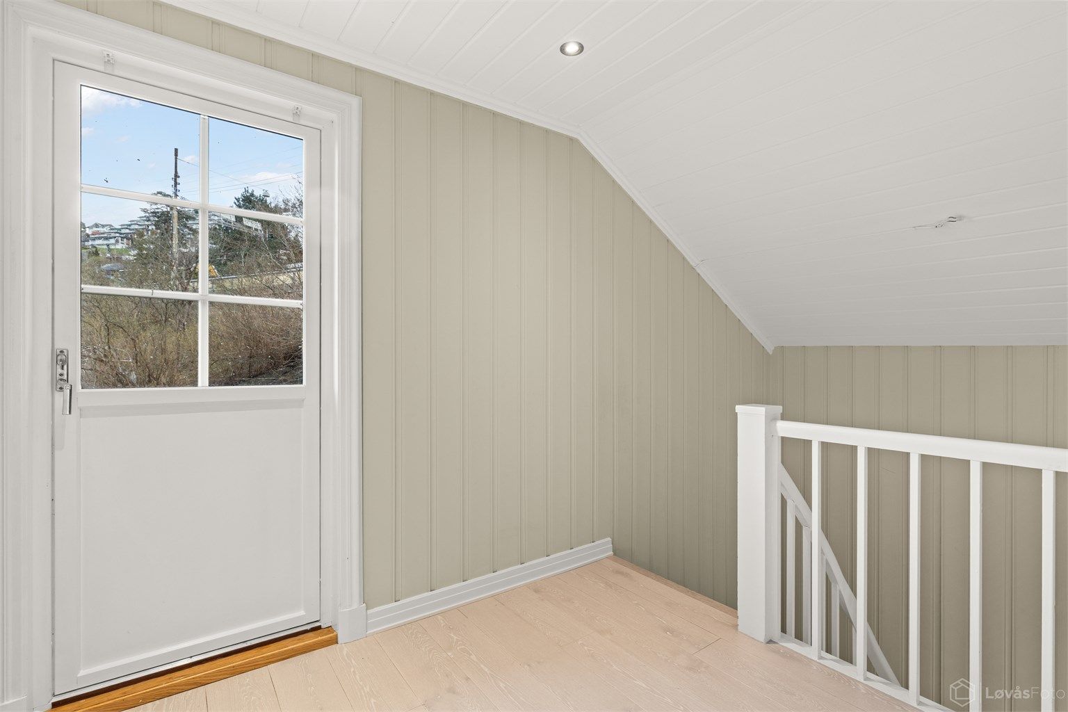 Fra gangen i andre etasje er det utgang til en nordøst-vendt balkong på 2 m².