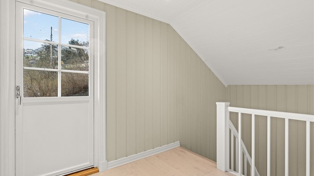 Fra gangen i andre etasje er det utgang til en nordøst-vendt balkong på 2 m².