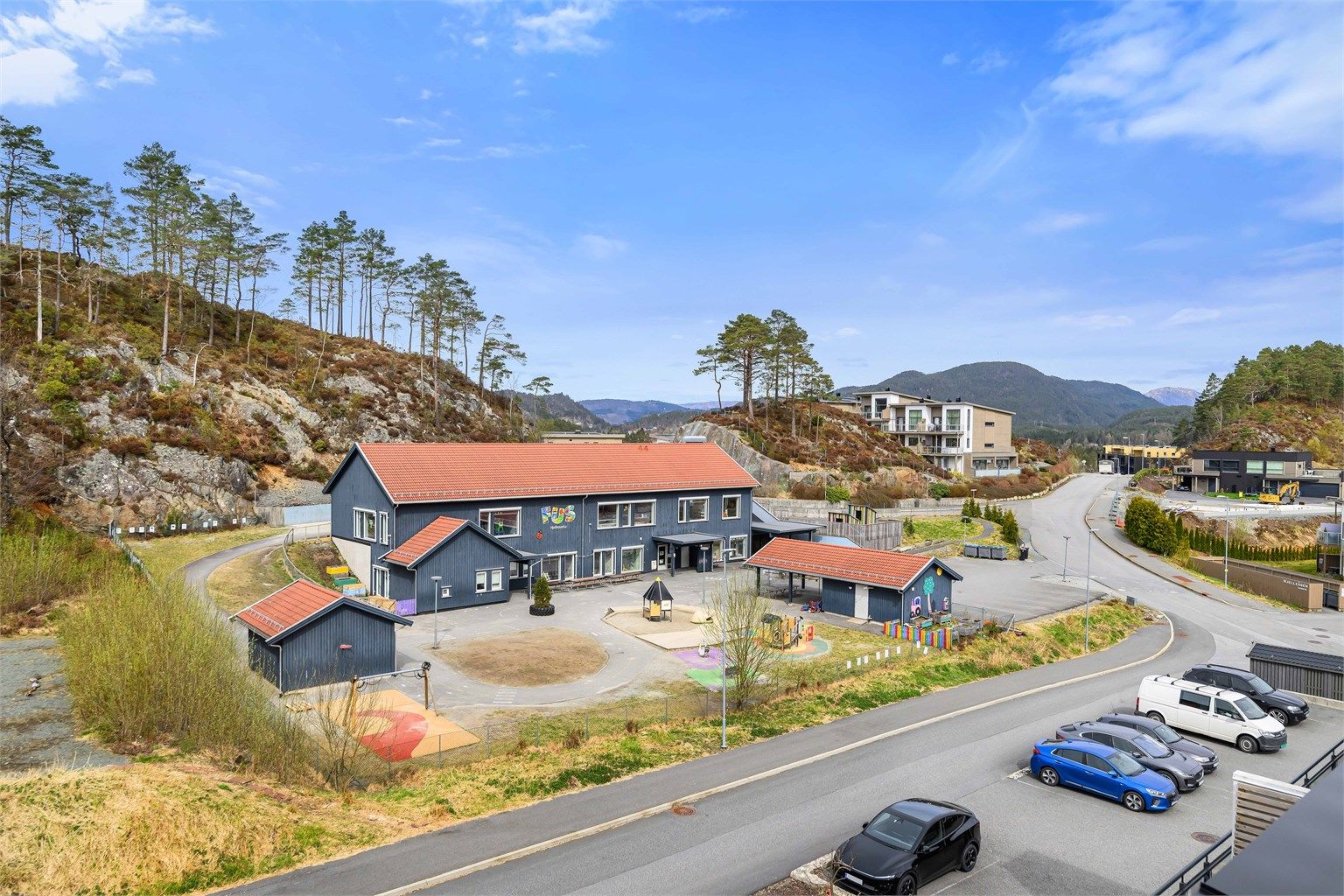 Med Fus barnehage beliggende rett over veien bidrar dette til en enkel hverdag for deg med små barn