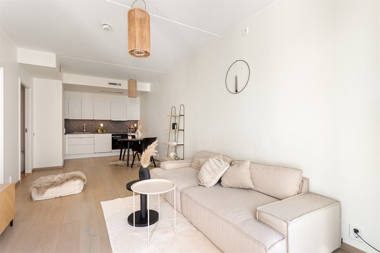 Den generøse takhøyden på 2,68 meter i stuen gir en sjelden romfølelse i en moderne byleilighet.