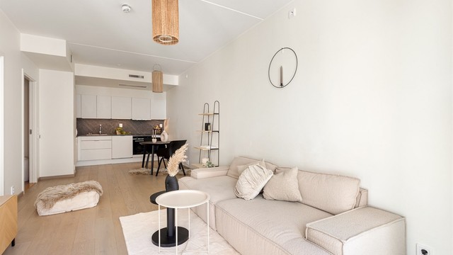 Den generøse takhøyden på 2,68 meter i stuen gir en sjelden romfølelse i en moderne byleilighet.