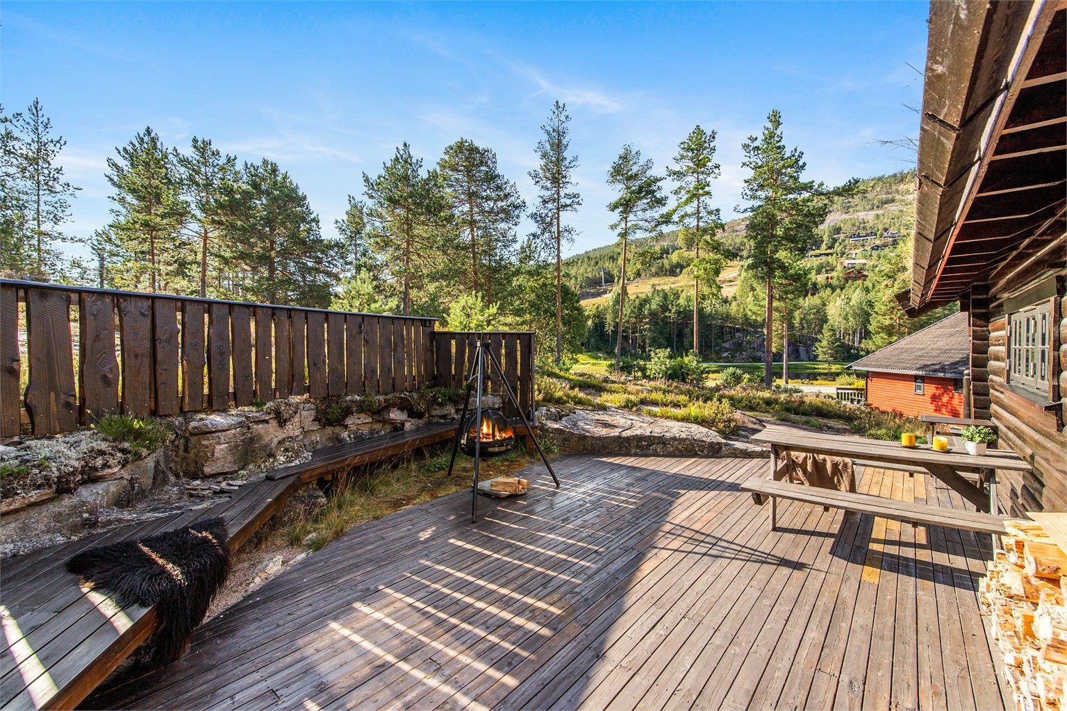 Usjenert endehytte med uteplasser, sol og bare 100m til skiheis og lekeplass!