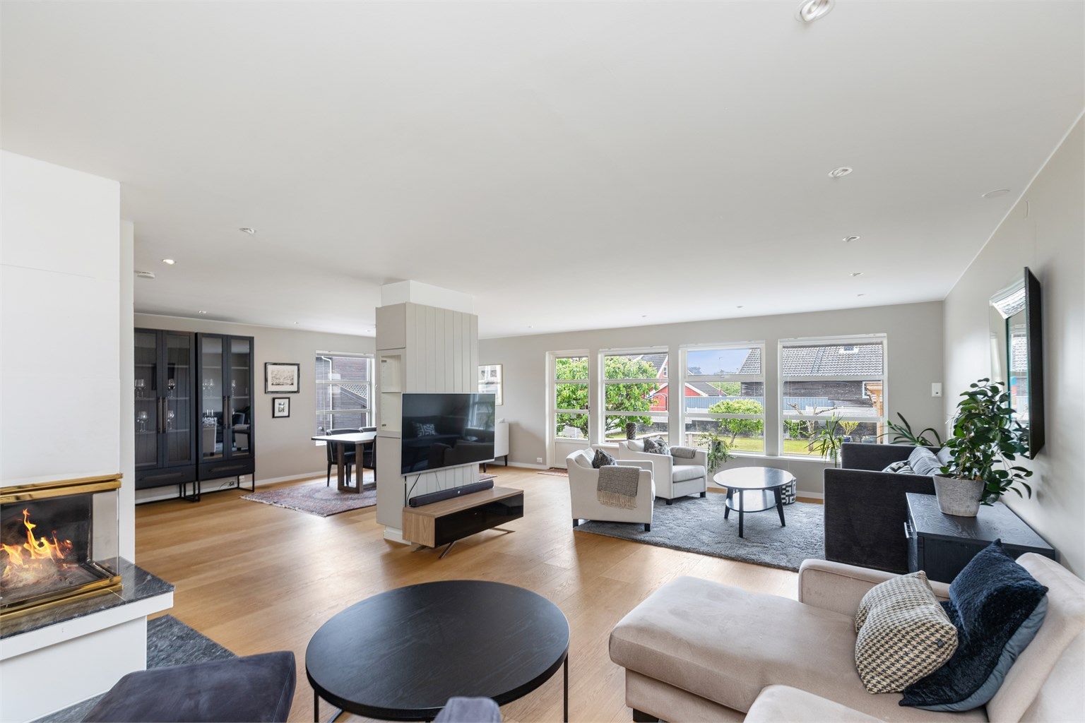 Stue med plass til flere soner, og utgang til terrasse/hage