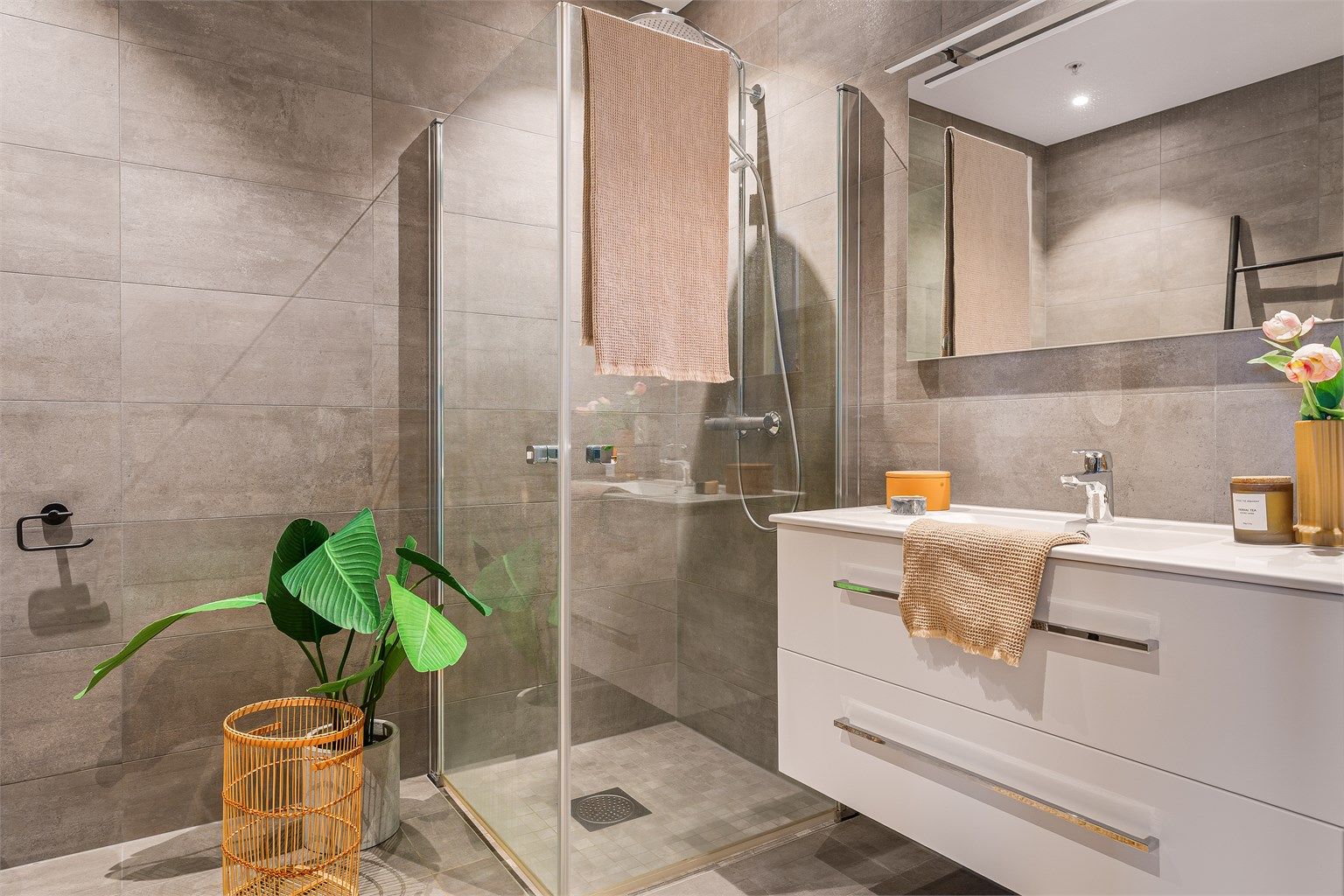 - Dusjvegger kan vendes inn for å frigjøre mer plass -