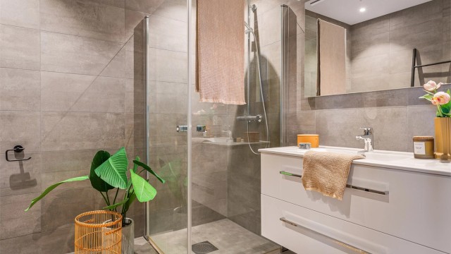 - Dusjvegger kan vendes inn for å frigjøre mer plass -