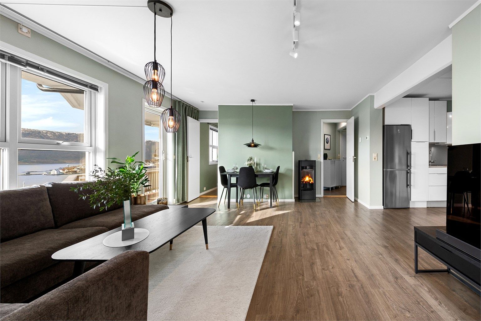 Velkommen til Fjelltunveen 33, presentert av Eiendomsmegler/Partner Elisabeth Skjold.