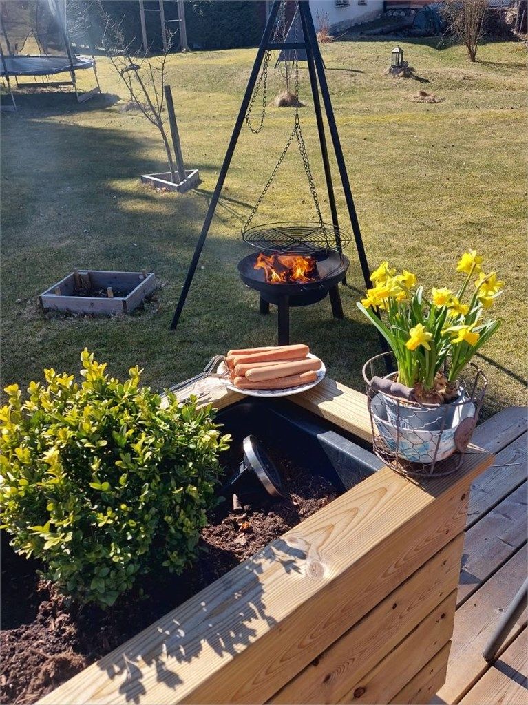 Selgers eget bilde: Uteplassen og hagen byr på en lun og koselig ramme for grilling, bålkos og sosiale stunder i sommerhalvåret.