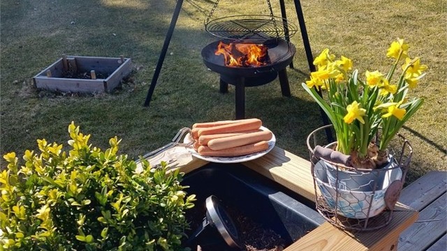 Selgers eget bilde: Uteplassen og hagen byr på en lun og koselig ramme for grilling, bålkos og sosiale stunder i sommerhalvåret.