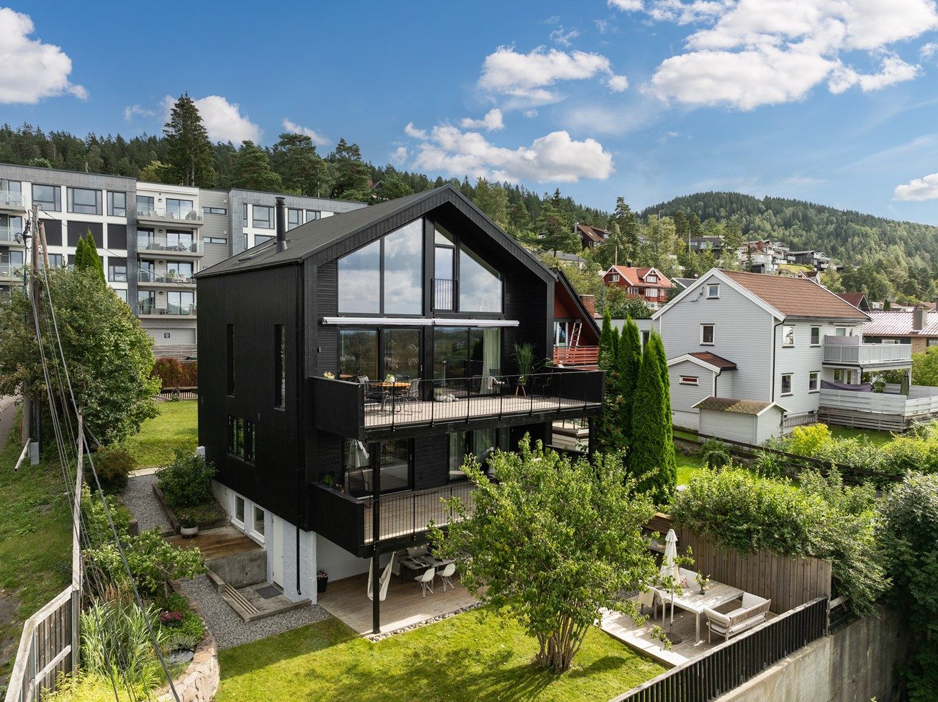 Velkommen til Myrerskogveien 52B, en meget pent oppusset enebolig med nydelig beliggenhet