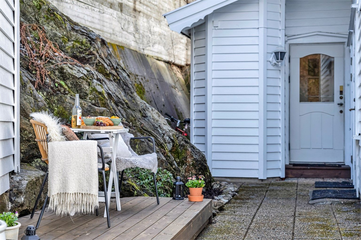 Alt uteareal hører til den andre seksjonen, men kan benyttes ved avtale. Treplatting utenfor inngangsdøren er bygget av tidligere seksjonseier, da etter godkjenning fra snr. 1.