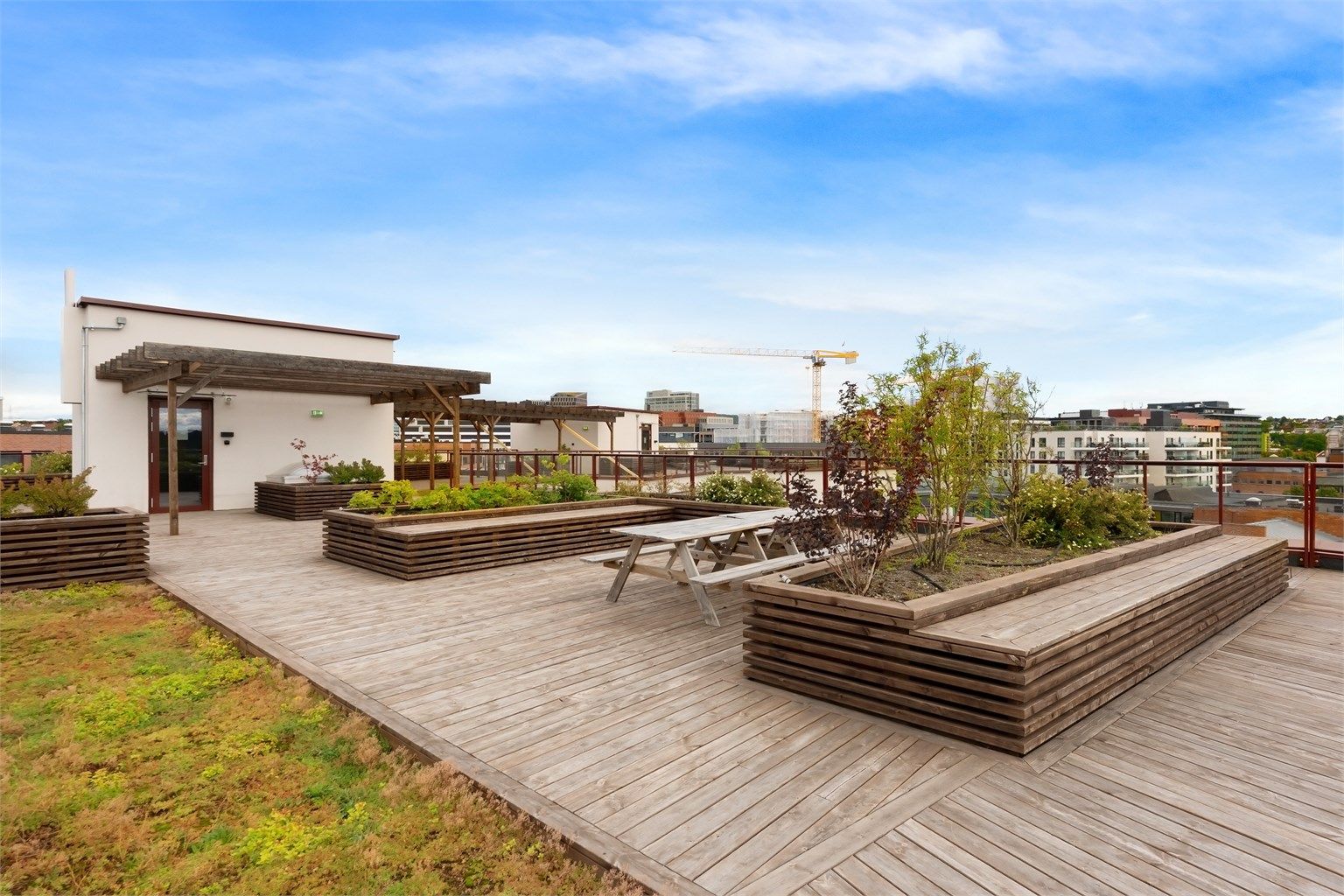Takterrassen er pent opparbeidet med plantekasser og felles sittegrupper.