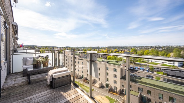 Fra stuen er det utgang til en romslig, vestvendt balkong på 12 m².