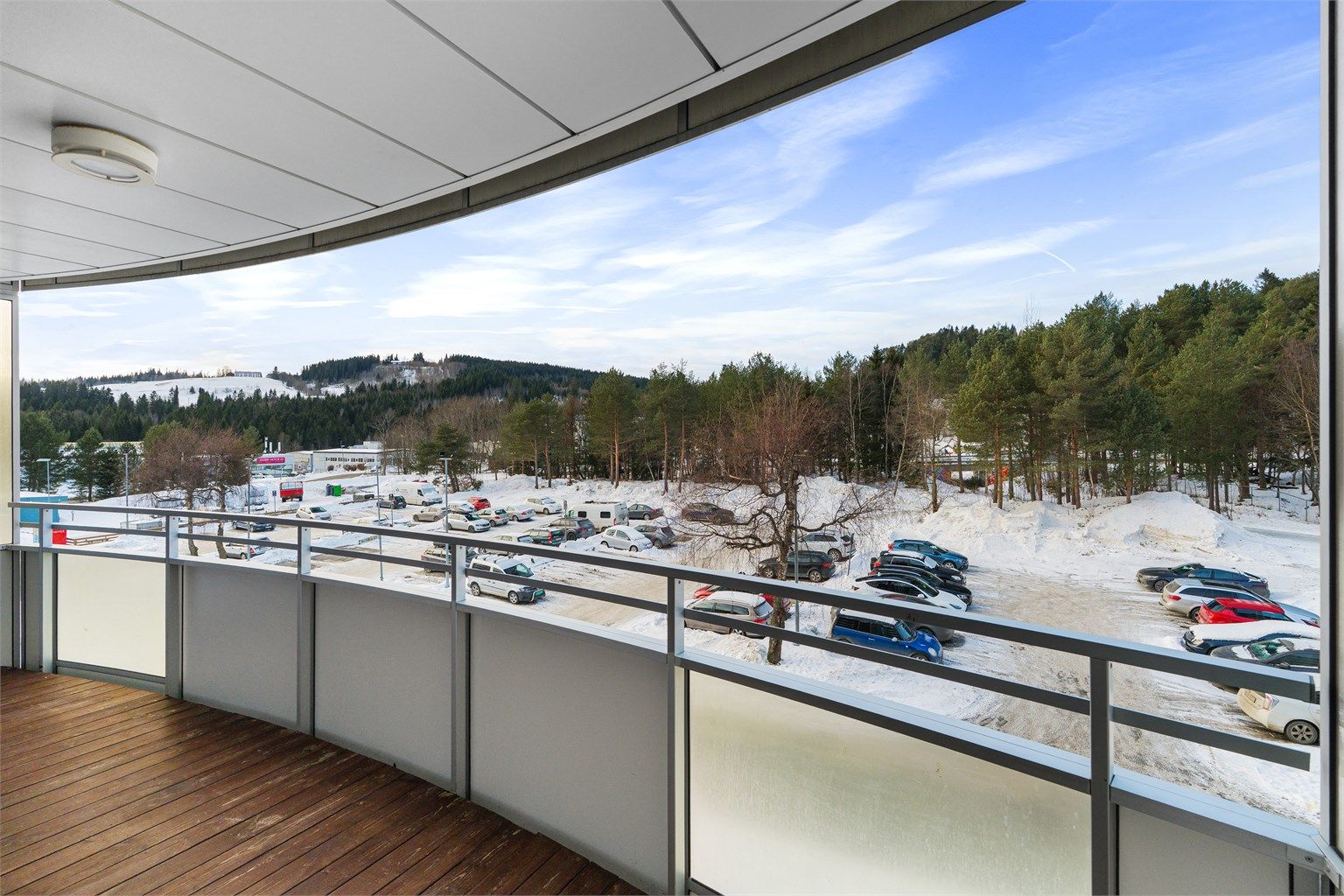 Kollektivtransport er også enkelt tilgjengelig med Kolstadhaugen som nærmeste bussholdeplass. For lengre reiser er Trondheim sentrum bare 17 minutter unna med bil, mens Trondheim Lufthavn Værnes kan nås på ca. 35 minutter med bil. 
