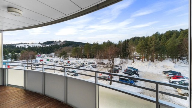 Kollektivtransport er også enkelt tilgjengelig med Kolstadhaugen som nærmeste bussholdeplass. For lengre reiser er Trondheim sentrum bare 17 minutter unna med bil, mens Trondheim Lufthavn Værnes kan nås på ca. 35 minutter med bil.