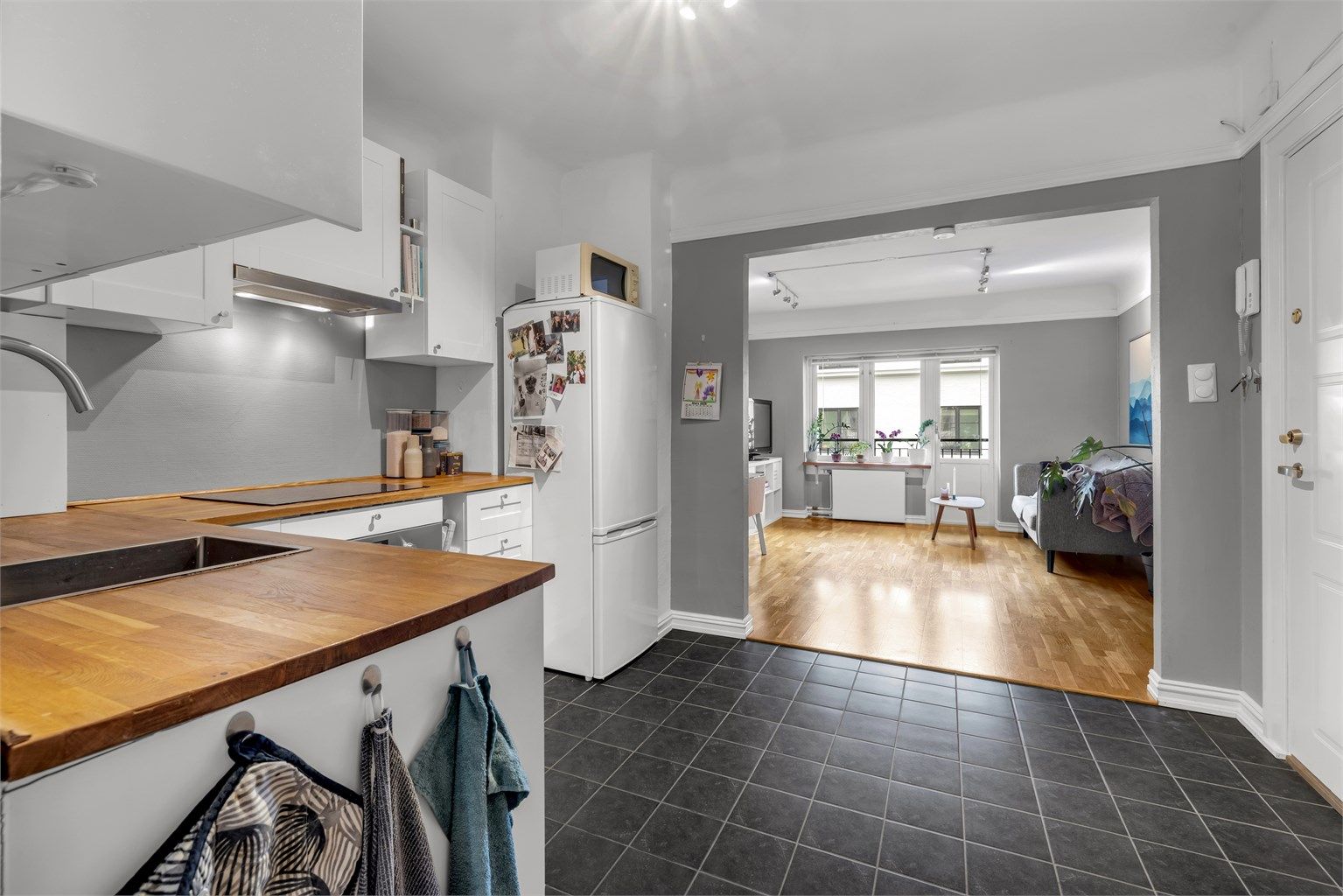 Hyggelig kjøkken som ligger i tilknytning til entréen.