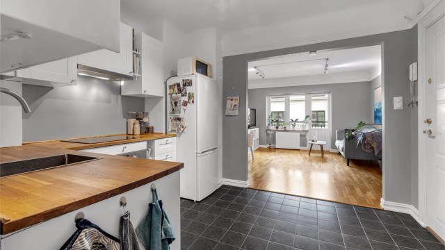 Hyggelig kjøkken som ligger i tilknytning til entréen.