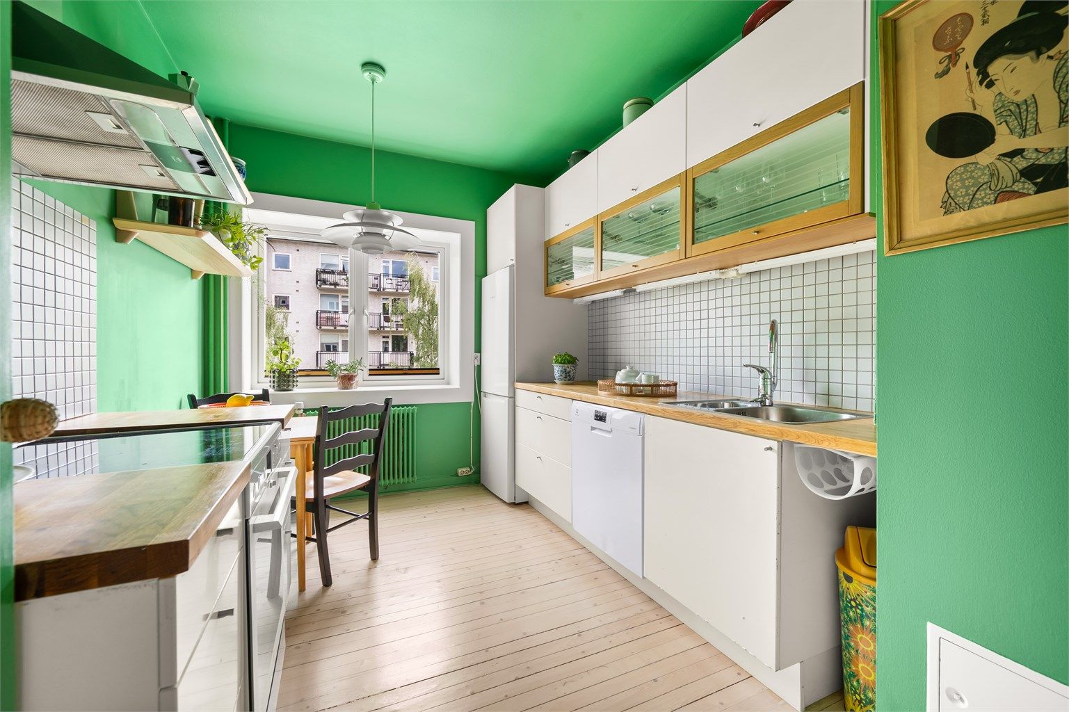 Separat kjøkken med spiseplass og hvitevarer som medfølger.