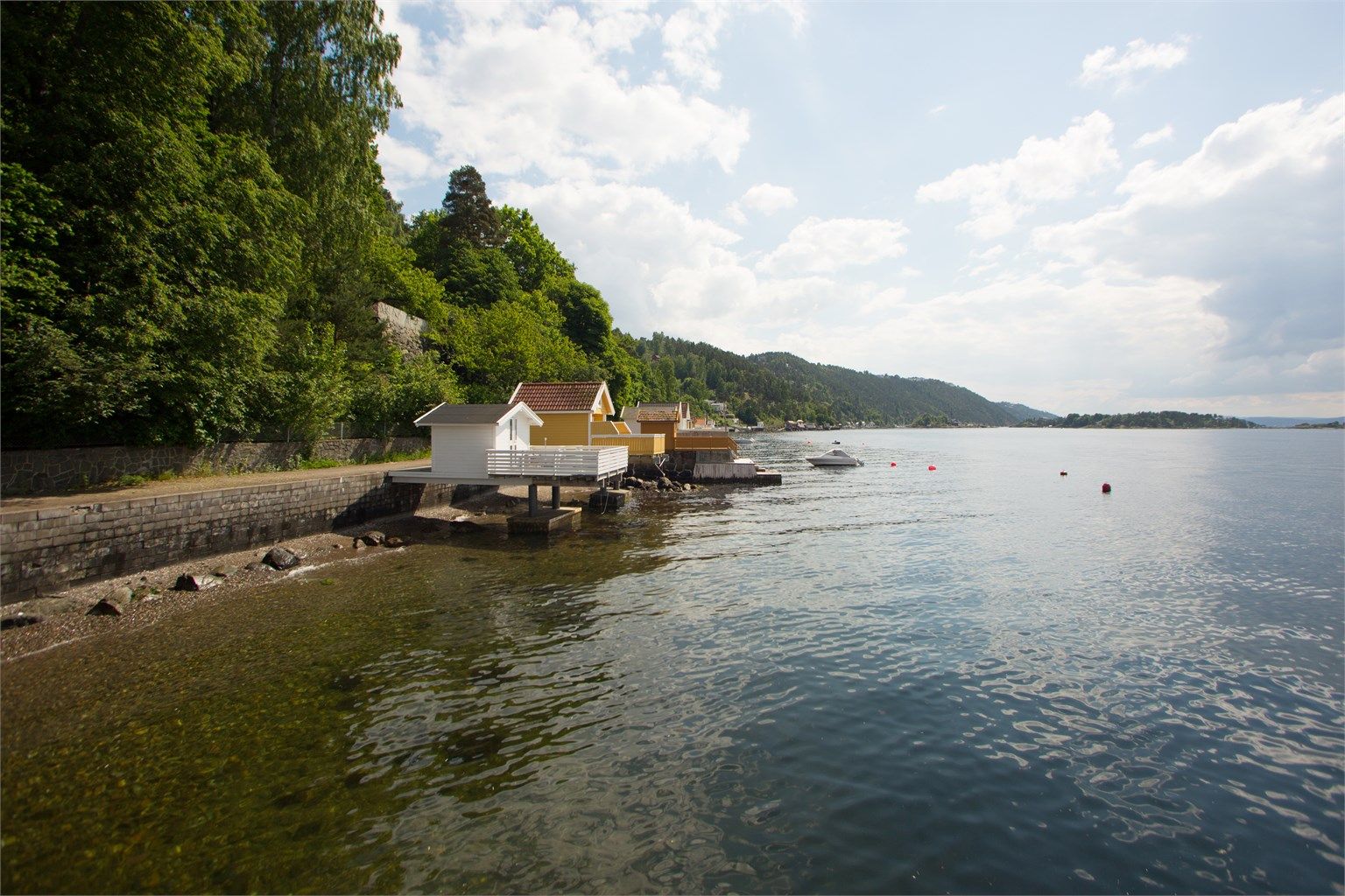 Ta turen ned til strandpromenaden og nyt en rolig spasertur langs sjøen. Et perfekt sted for en kaffetur, en kveldstur eller for å nyte den friske sjøluften.