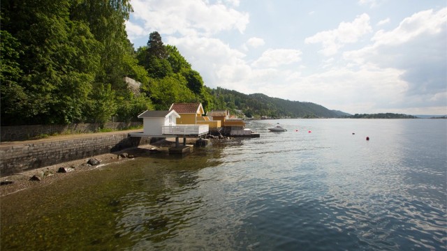 Ta turen ned til strandpromenaden og nyt en rolig spasertur langs sjøen. Et perfekt sted for en kaffetur, en kveldstur eller for å nyte den friske sjøluften.