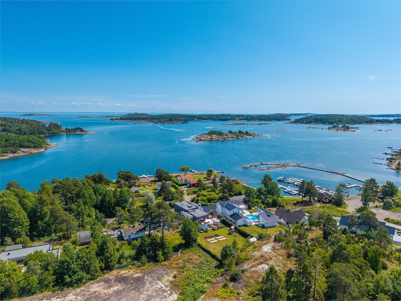 Leiligheten har en høy standard og topp moderne! Boligen fremstår som ny med gjennomgående gode kvaliteter på materialer, innredninger og overflater. 