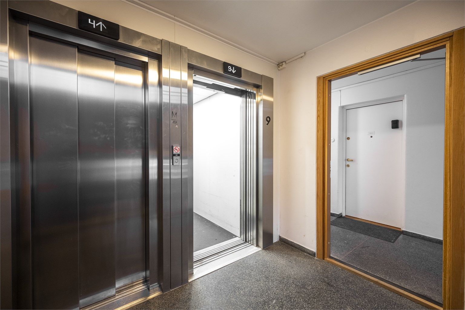 Blokken har 2 heiser slik at du aldri trenger å bekymre deg for å ikke komme frem.