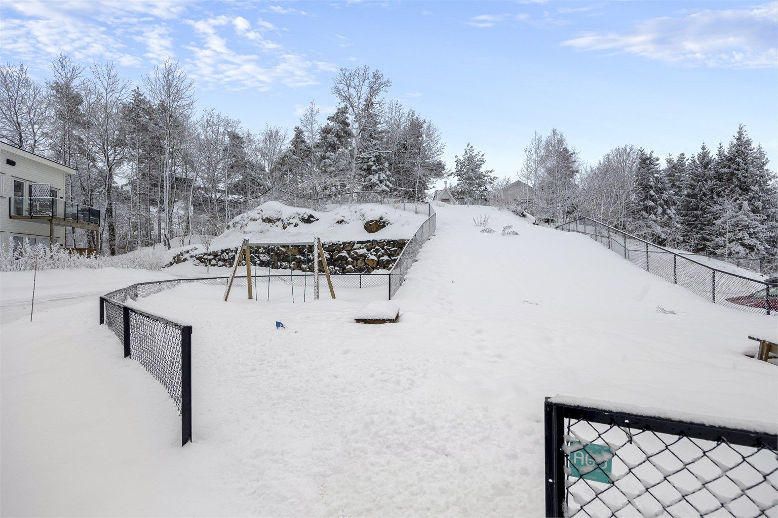 Lekeplassen. Området er flott opparbeidet med murer og asfaltert snuhammer, samt parkeringsplass.
