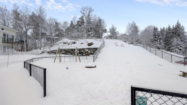 Lekeplassen. Området er flott opparbeidet med murer og asfaltert snuhammer, samt parkeringsplass.