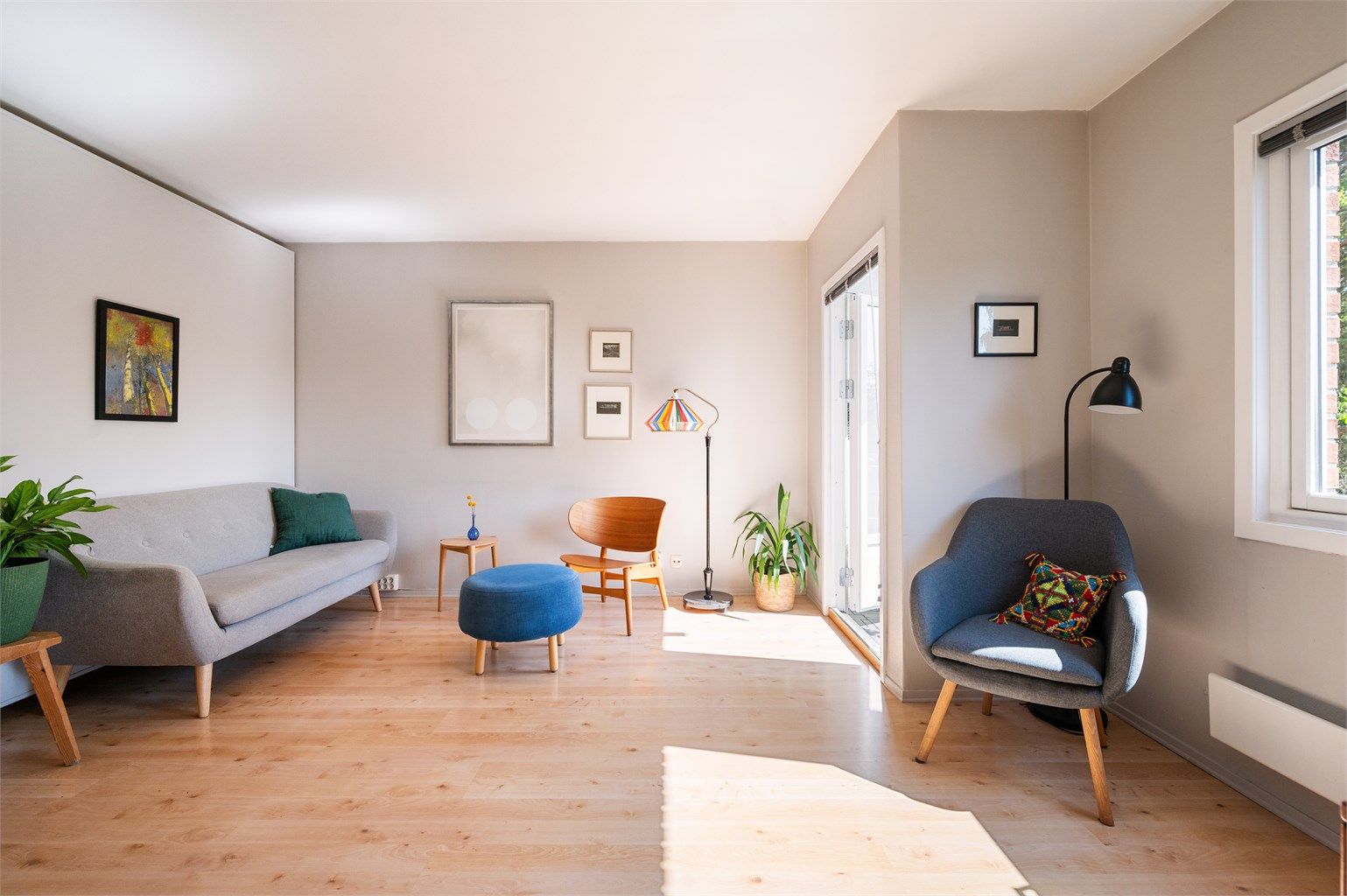 Boligen har en romslig stue og stort potensiale