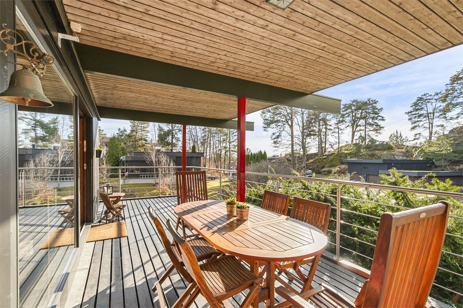 Den store terrassen på totalt 70 m² er delvis overbygget, noe som gir ly for vær og vind.